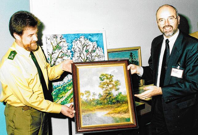 Bildübergabe im Jahr 1997.