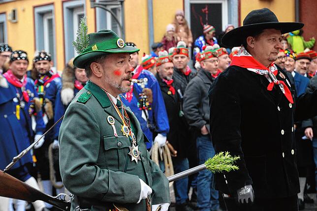 Bild 18: Viererbund-Treffen: Überlinger Zimmermannsgilde stellt erfolgreich den Narrenbaum