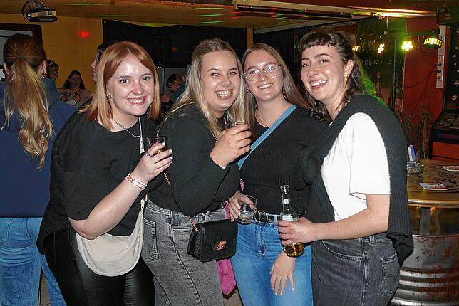 Lara Geiger, Anne Weidle, Sarah Buck und Teresa Schell (von links) aus Kreenheinstetten amüsierten sich in der Metropol-Bar.