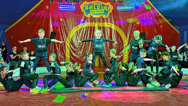 Mit Akrobatik und viel Elan präsentieren die Schüler der Grundschule eine grandiose Show.