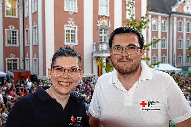 Miriam Möller von der DRK-Ortsgruppe Meersburg und ihr Kollege Marcel Senger aus Uhldingen-Mühlhofen verbinden Arbeit und Vergnügen.