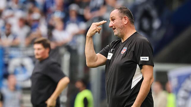 Genervt über Niederlage: Heidenheims Trainer Frank Schmidt.