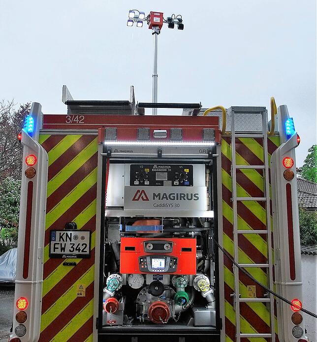 Das Herzstück eines Löschgruppenfahrzeugs ist die Pumpe. Für einen Einsatz in Dunkelheit wurde auf dem Dach ein ausfahrbares ...