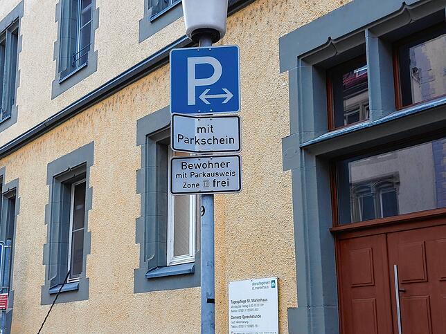 Nicht ganz unproblematisch: In der Brauneggerstraße dürfen nicht nur Anwohner, die abends lange einen Stellplatz suchen, sondern auch ...