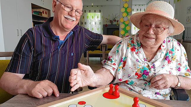 Peter Schmitz und seine Mutter Margarete Schmitz in der Tagespflege der Sozialstation Bodensee, die ab Juli auch Nachtpflege anbietet.