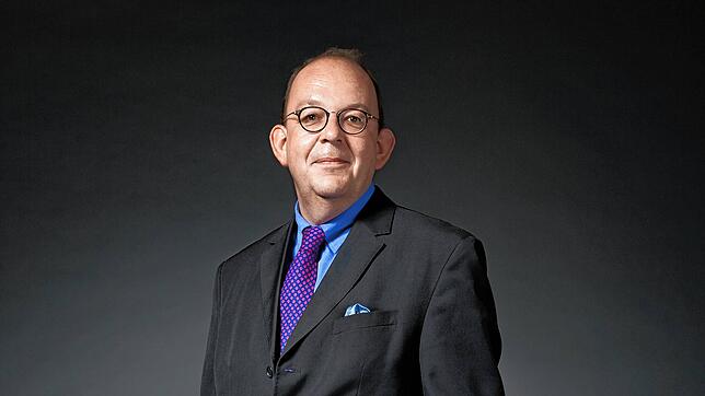 Literaturkritiker Denis Scheck bespricht einmal monatlich die „Spiegel“-Bestsellerliste, abwechselnd Belletristik und Sachbuch – ...
