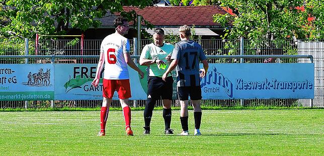 Bild 4: SV Jestetten gewinnt Kellerderby mit 2:1 gegen den FC Hochrhein – und wir haben Fotos!