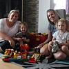 Noch spielen sie im heimischen Wohnzimmer: Sandra Steidle mit Tochter Maja und Lisa Bühler mit Tochter Lea (von links). Die Schwestern ...