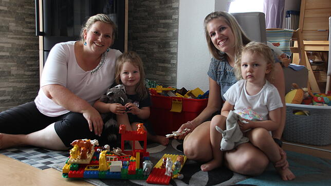 Noch spielen sie im heimischen Wohnzimmer: Sandra Steidle mit Tochter Maja und Lisa Bühler mit Tochter Lea (von links). Die Schwestern ...