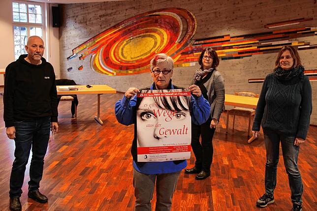 Und so sieht das Plakat zur Aktion aus, ebenfalls in Stadtbussen zu sehen. Pfarrer Heinz Vogel (vonl links), Eva Wernert (Terre des ...