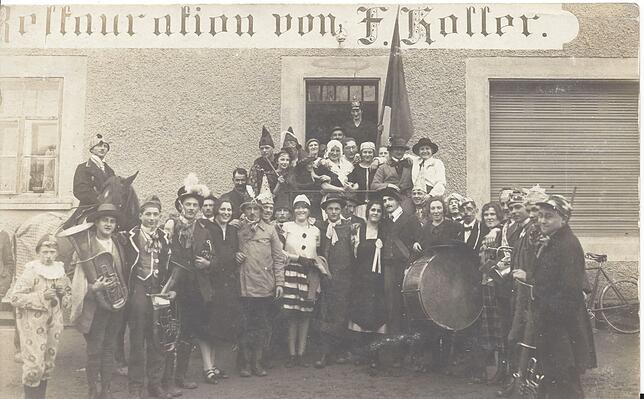 Das närrische Gruppenbild aus unbekanntem Jahr erinnert an die Fasnacht in Wutöschingen vor der Vereinsgründung der Frösche.