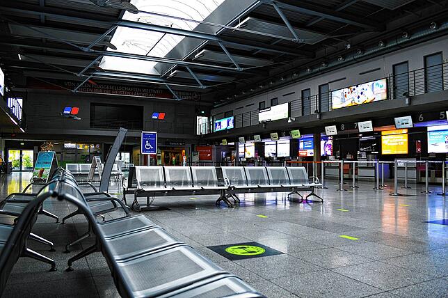 Menschenleere Flughalle des Bodensee-Airports Friedrichshafen.