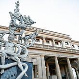 Das Werk „Stuttgart 21 – Chronik einer grotesken Entgleisung“ vor dem Stadtpalais. Die große Figur ist an Winfried ...