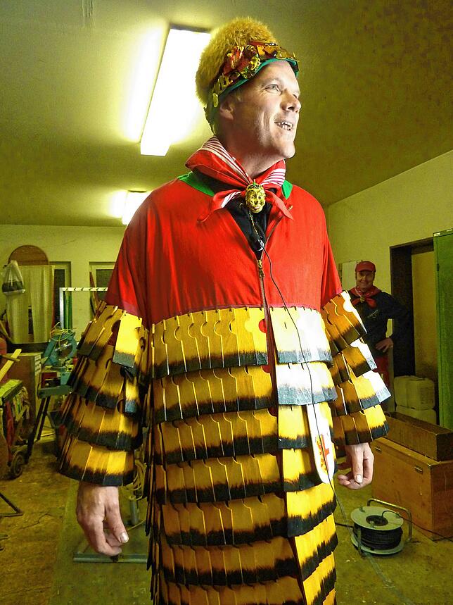 Gleich geht&lsquo;s los: Carten Hinz legt das Häs an.