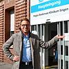 Der Neurochirurg Sven Gläsker soll ab dem 1. Mai eine Sektion für Neurochirurgie am Singener Krankenhaus (im Hintergrund) aufbauen.