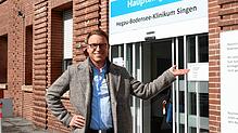 Der Neurochirurg Sven Gläsker soll ab dem 1. Mai eine Sektion für Neurochirurgie am Singener Krankenhaus (im Hintergrund) aufbauen.