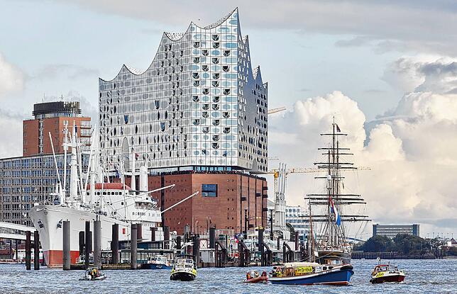 Der Hamburger Hafen mit Elbphilharmonie.