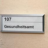 In den Gebäuden waren zuletzt das Gesundheitsamt und die Ausländerbehörde untergebracht. Davon zeugen noch Schilder an den Türen.