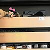 Wenn schon die Möglichkeit besteht, einen Schrank am Arbeitsplatz ansprechend zu befüllen, darf man diese Chance nicht verstreichen lassen.