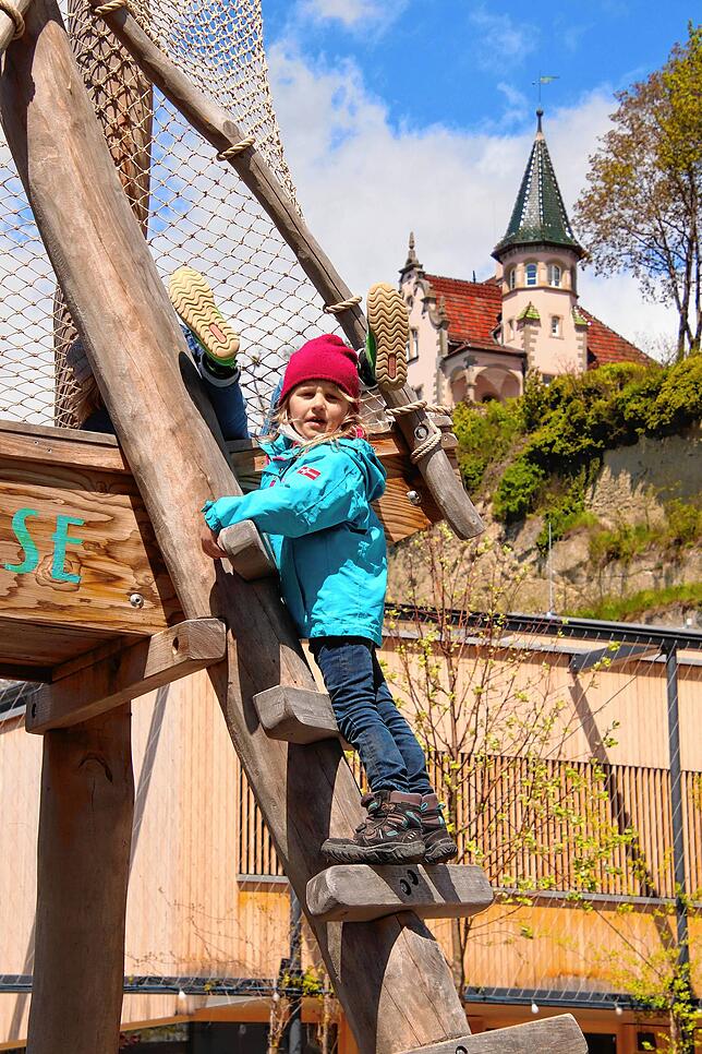 Bild 16: Spielplatzcheck: Lioba und Jakob klettern, springen, hüpfen, hangeln und schaukeln sich für uns durch die Landesgartenschau
