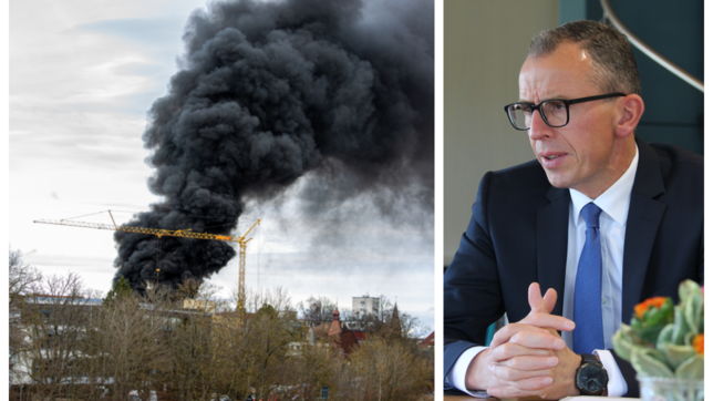 Eine schwarze Rauchsäule steht am 14. Februar beim Brand auf dem Dach der Gewerbeschule über VS-Schwenningen (links). Landrat Sven ...