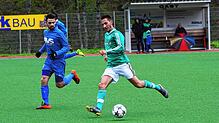 Rückkehr mit Tor: Lukas Ruf (Mitte, gegen den Erzinger Alfredo Di Feo) meldete sich beim FC Zell eindrucksvoll zurück. Kurz nach seiner ...