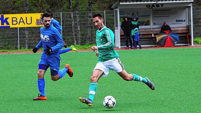 Rückkehr mit Tor: Lukas Ruf (Mitte, gegen den Erzinger Alfredo Di Feo) meldete sich beim FC Zell eindrucksvoll zurück. Kurz nach seiner ...