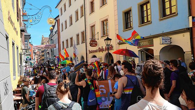 (Archivbild) 2021 fand der Christopher Street Day zuletzt in Konstanz statt. Damals schon wegen Corona nicht grenzüberschreitend und so ...