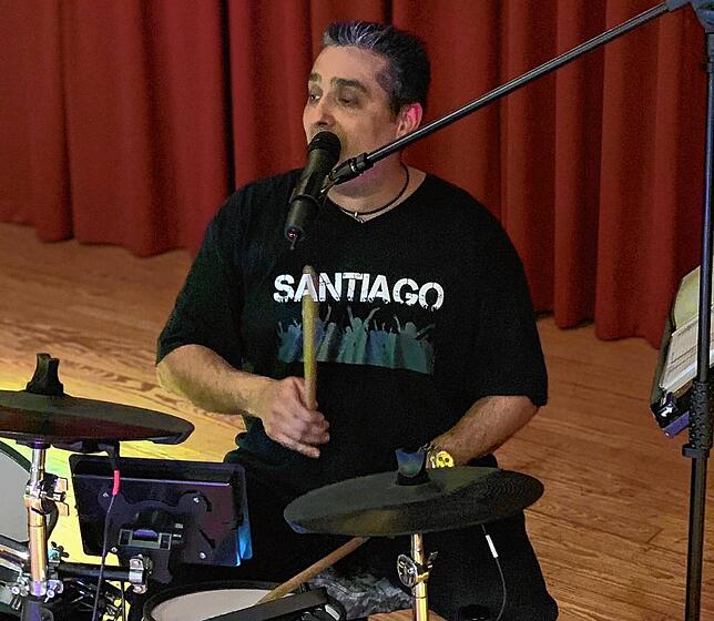 Hier ist Luis Rondulha auf der Bühne als Schlagzeuger und Sänger bei der Band „Santiago“ auf einem portugiesischen Fest in Stuttgart.
