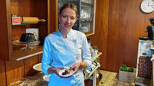 Laura Veeser im Café Augenblick im elterlichen Betrieb. Sie hat ihre Ausbildung zur Konditorin im Café Seelos in Sigmaringen ...