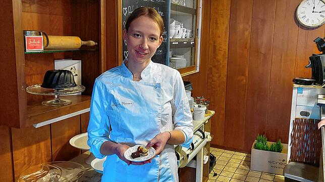 Laura Veeser im Café Augenblick im elterlichen Betrieb. Sie hat ihre Ausbildung zur Konditorin im Café Seelos in Sigmaringen ...