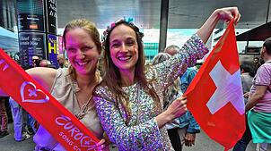 Bild : ESC-Fans feiern am Dienstag in Basel