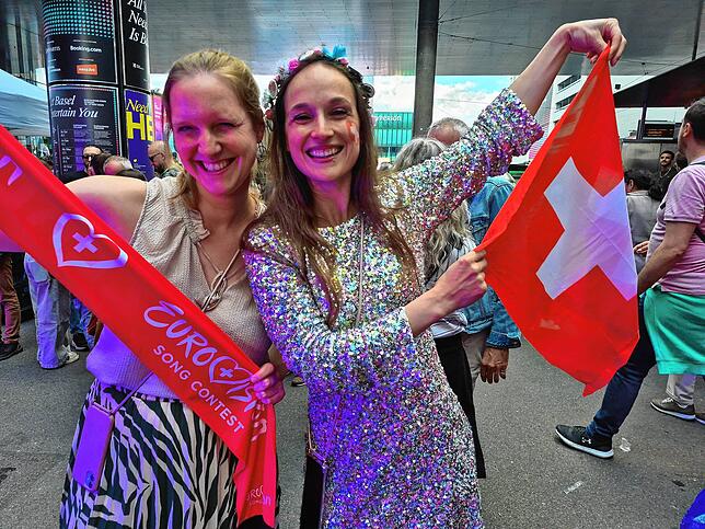Bild 1: ESC-Fans feiern am Dienstag in Basel