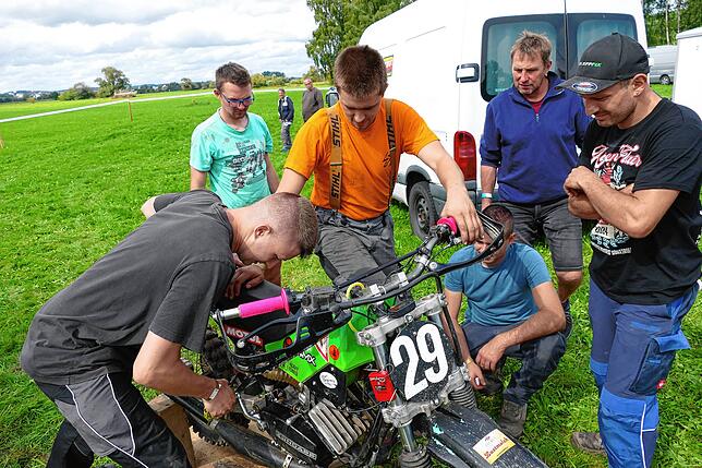 Bild 6: Benzingeruch, Action und dröhende Motoren: Der Mofa-Mania Fünfkampf der Motorsportfreunde Pfohren