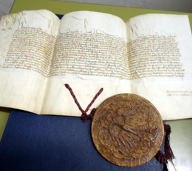 Original: Diese Urkunde mit Wachssiegel aus dem Jahr 1468 (Chilbidatum), in der Kaiser Friedrich III. Waldshut nach der Belagerung ...