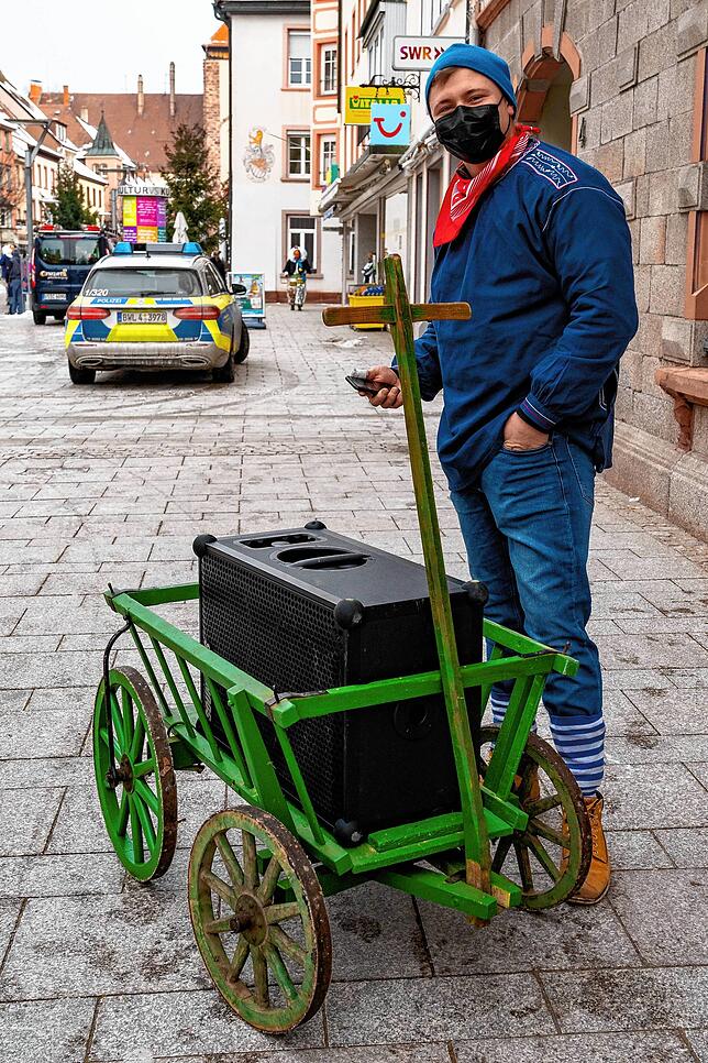 Aus dieser Box im Leiterwagen dröhnte der Narromarsch beim Mini-Umzug in Villingen.