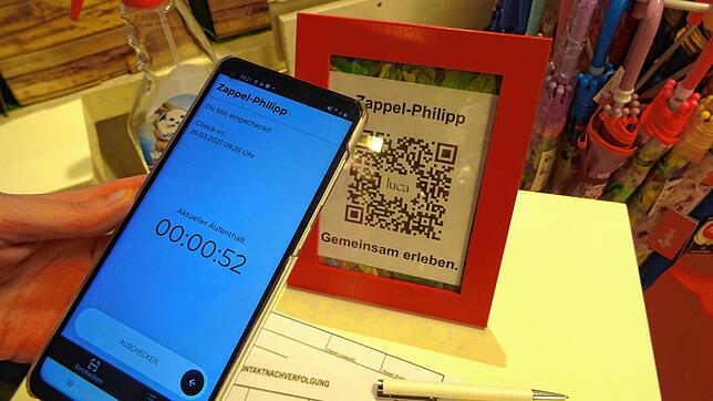SÜDKURIER-Journalistin Daniela Biehl scannt den QR-Code und meldet sich mit der Luca-App beim Zappel-Philipp an.