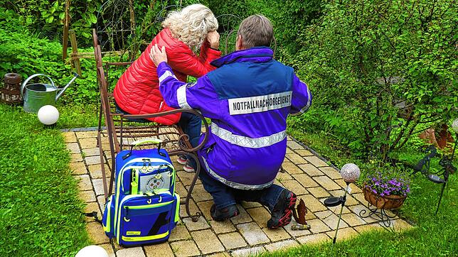 Um Angehörige in Notfällen wie hier dargestellt kümmern sich die Mitglieder des Psychosozialen Nachsorgendienstes im ...