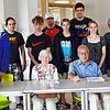Als Zeitzeugen berichteten Marita Henggeler und Wolfgang Heil (sitzend) in der Klasse 10A der Peter-Thumb-Schule über ihre Kriegskindheit.