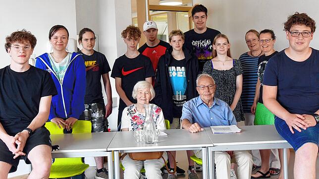 Als Zeitzeugen berichteten Marita Henggeler und Wolfgang Heil (sitzend) in der Klasse 10A der Peter-Thumb-Schule über ihre Kriegskindheit.