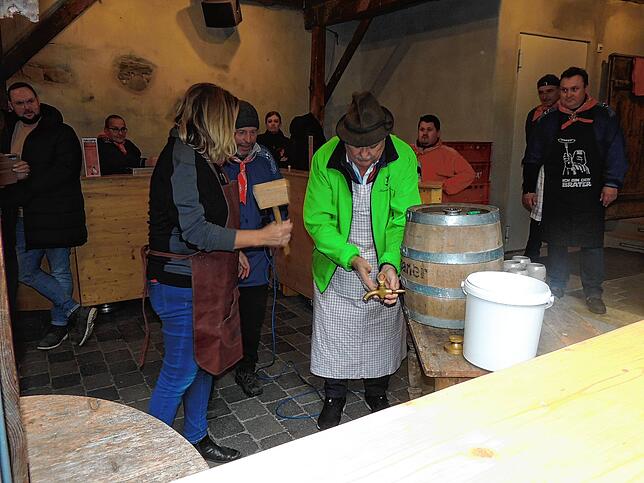 Claudia Sigmund beim Fassanstich mit Karl Amann