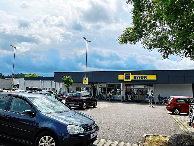 In Industriegebiet der Gemeinde gibt es neben dem Edeka Baur auch mehrere Discounter (Norma und Aldi) zum Einkaufen.