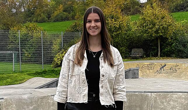 Alexa Stärk (20), Vorsitzende des Jugendgemeinderates vor dem Skatepark in Engen.