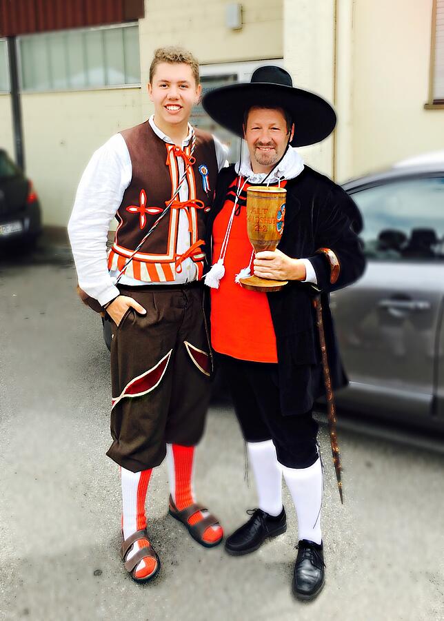Timon Schmid (Junggeselle, links) mit seinem Vater Lothar Schmid, der seit Jahren das Waldshuter Männle verkörpert.