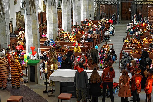 Bild 13: Groß und Klein bei der Narrenandacht im Münster Radolfzell