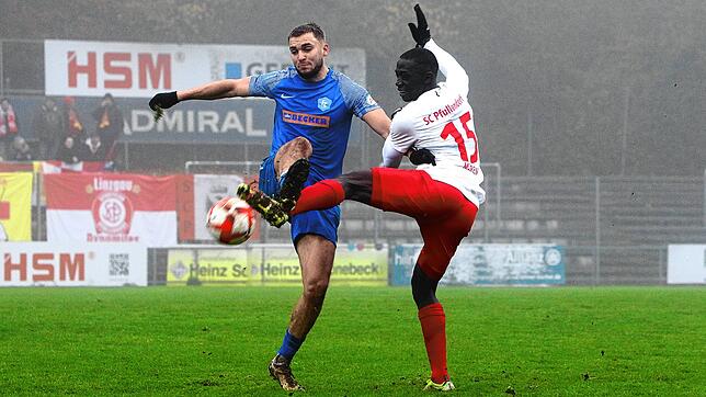 Der SC Pfullendorf (Amadou Marena, rechts, stoppt Nikita Eben) unterlag Tabellenführer FC Denzlingen nach couragierter zweiter Halbzeit ...