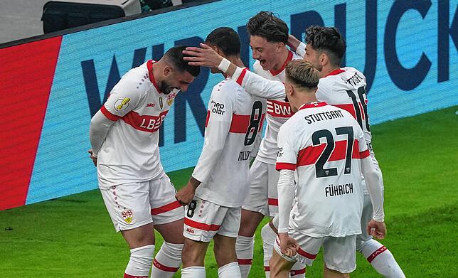 Stuttgarts Deniz Undav (l) jubelt nach seinem 0:3 mit seinen Mitspielern.