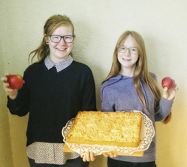 Simona und Alisa Pfeffer aus Friedrichshafen präsentieren während der "My Cake" ihren schwäbischen Apfelkuchen, das Rezept für ihre ...