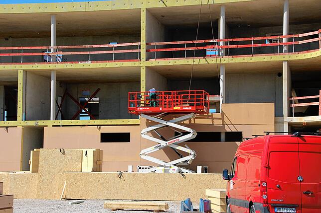 Im April begannen die Fassaden-Arbeiten am Schulneubau.