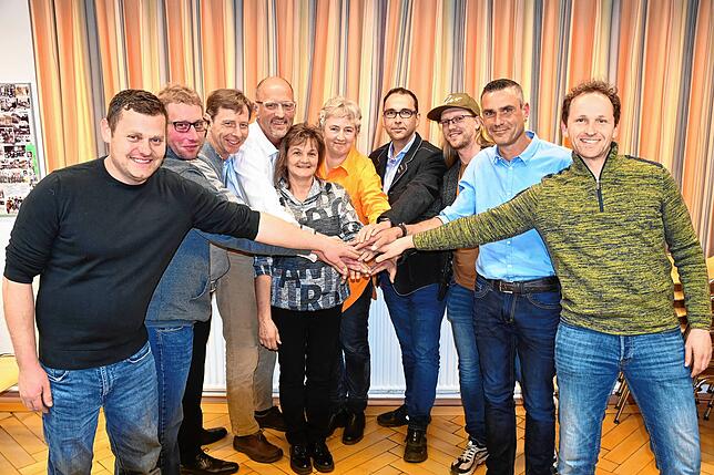 Die Kandidaten beider Listen halten zusammen (von links): Alexander Haak (BLH), Matthias Hegge (BLH), Ralf Michalski (FUW), Karlheinz ...